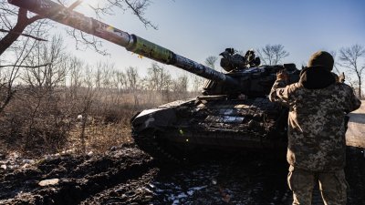 在乌克兰东部的顿涅茨克地区，乌克兰武装部队第10旅的士兵周一在试图修复坦克履带时将一辆T-72坦克向前推进。（图取自法新社）