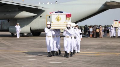 周四在泰国罗勇府乌塔堡皇家泰国海军机场，海军抬运日前军舰沉没事故中丧生的一具水手灵柩。（图取自泰国皇家海军/法新社）