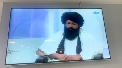 阿富汗塔利班政府高等教育部长内达日前在喀布尔国家电视频道的电视直播中发表讲话。（图取自法新社）