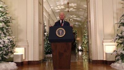 美国总统拜登周四在白宫发表圣诞节谈话。（路透社）