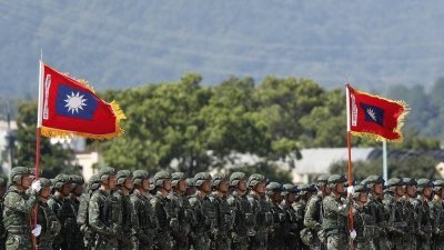 美国总统拜登周五签署2023年度国防授权法案，授权未来5年提供台湾100亿美元军援，并要求加速处理台湾军购请求。（网络示意图）