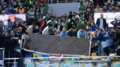 埃及首都开罗以南一座体育馆周六举行篮球比赛时，看台发生坍塌，造成至少27人受伤。（图：互联网）

