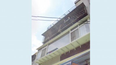 台湾7旬妇人独居死在某公寓4楼屋内，她家人在25日中午登门拜访，才发现她已变成白骨。（图取自联合新闻网）