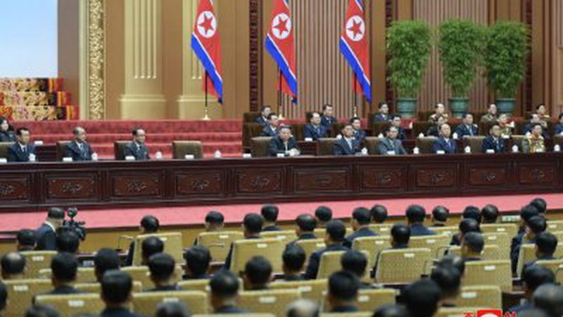 朝鲜最高领导人金正恩（前排中）于周一晚，出席在万寿台议事堂举行纪念《朝鲜民主主义人民共和国社会主义宪法》颁布50周年的报告大会。（图取自朝中社/法新社）