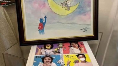 蓝熊老师在面子书分享他送给学生赖雨希的画作与绘本。（照片取自面子书）