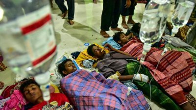 在成功入境亚齐省后，印尼当局为罗兴亚病童治疗，挂点滴。（Antara/路透社）