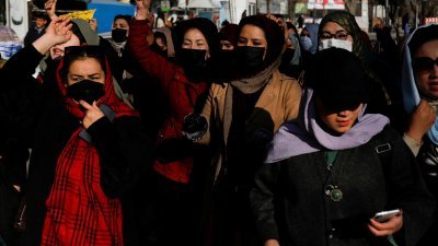 阿富汗女性上周四在喀布尔示威，反对塔利班禁止女性上大学的禁令。（图取自路透社）