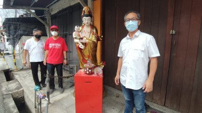 刘志俍（右）指华裔男子把神像摆放在五脚基的举措，不尊重神明，左起为陈劲源和李祥生。