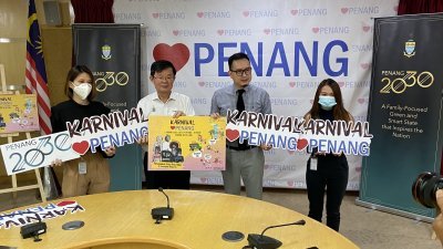 曹观友（左2）表示，槟州政府将于明年1月7日举办“爱槟城”嘉年华（ Karnival LovePENANG ），届时将为民众带来各种精彩节目及本地美食。

