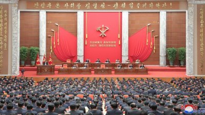 朝鲜官媒周三发布劳动党八届六中全会扩大会议，在周二召开第2天会议时的现场照。（图取自朝中社/法新社）