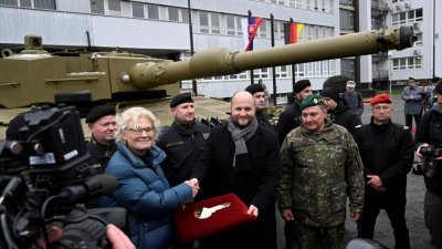 12月19日在斯洛伐克布拉迪斯拉发，德国国防部长兰布雷希特与斯洛伐克国防部长纳德握手，作为斯洛伐克向乌克兰捐赠战车后，德国向斯洛伐克交付首批豹式坦克交易的一部分。（图取自路透社）