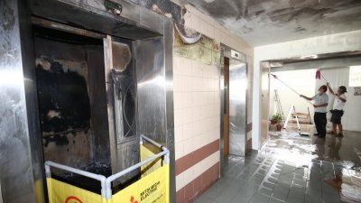 个人代步工具在电梯内爆炸失火狂烧，送餐员伊尔凡被困在电梯内。 （档案照）
