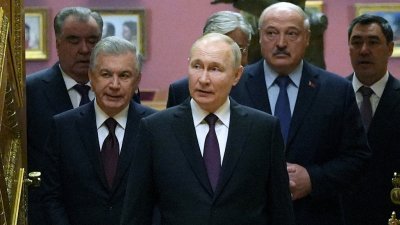 在圣彼得堡举行独联体国家领导人非正式峰会期间，俄罗斯总统普京（中）、塔吉克总统埃拉赫蒙（左）、乌兹别克总统米尔济约耶夫（左2）、吉尔吉斯总统贾帕罗夫（右）和白罗斯总统亚卢卡申科（右2）于当地时间周二进入俄罗斯国家博物馆大厅 。（图取自俄罗斯卫星通讯社/法新社）