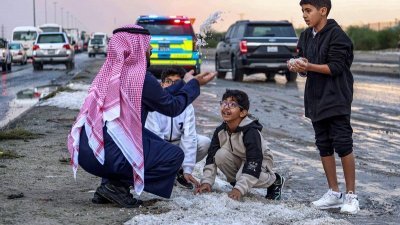 科威特南部道路覆盖著冰雹和冰的照片及影片在网络上疯传。（法新社）