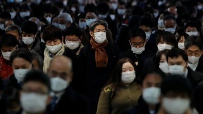 由于日本境内新冠疫情正在升温，厚生劳动省认为有跟流感同时流行之虞。（路透社档案照）