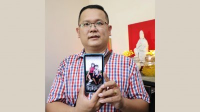 唐志光向媒体展示，一家三口最后一次旅游时，他为妻儿拍下的照片。