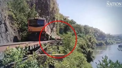 游客拍到死者坠落死亡铁路的画面。 