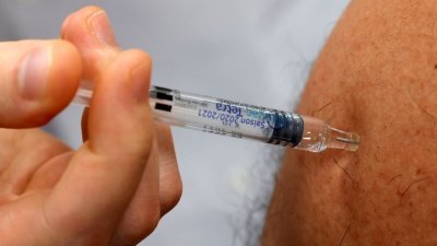 在法国Gouzeaucourt，一名医生替病人接种季节性流感疫苗。（图取自路透社档案照）