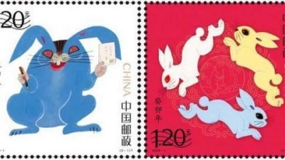 中国邮政近日公布即将发行的兔年邮票图稿，但引来网民褒贬不一，其中一只“睿智卯兔”（左）为蓝色红眼，有网民称看上去像恶魔。（图取自网络）