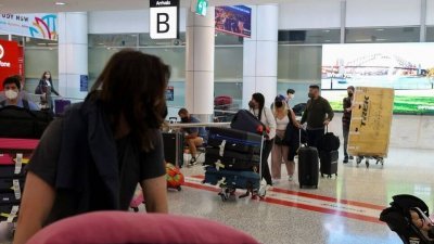 美国、日本等国陆续对中国入境的旅客恢复实施强制筛检措施，不过澳洲和纽西兰表示暂时不会跟进。图为旅客入境悉尼机场。（图取自路透社）