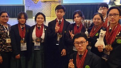 韩江中学带领学生远赴美国参加世界学者杯精英赛，学生也不负众望，获得44枚金牌，29枚银牌和1座奖杯及世界总排名第26名凯旋而归。