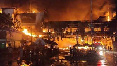 柬埔寨西北边陲城镇巴比的钻石城赌场大酒店于当地时间周三晚间11时30分左右发生大火。（图取自法新社）