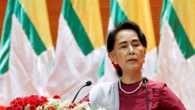 缅甸军政府针对昂山淑姬的判决终于结束，昂山总共需服刑33年，有鉴于她的高龄，等同于宣判无期徒刑。图为昂山淑姬2017年仍是缅甸领袖时，向全国发表演说。（路透社档案照）