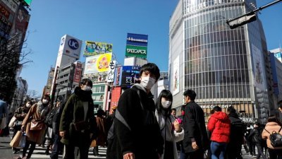 日本东京JR涩谷车站前的全向十字路口是日本年轻人欢庆节日最爱聚集的圣地。2022年涩谷区长决定如同前两年，也不举办跨年活动。图为2020年2月24日涩谷街头的样貌，出行的路人们都戴著口罩。（档案照）