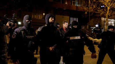 自封厌女者的争议百万网红泰特（左2）因被控人口贩运、性侵与成立组织犯罪集团，周四遭到罗马尼亚当局逮捕拘留。（路透社）