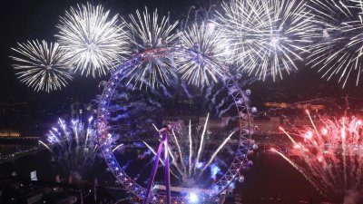 迈入2020年，璀璨的烟花在伦敦之眼、西敏寺和国会附近的伊丽莎白塔上空绽放。（图取自网络）