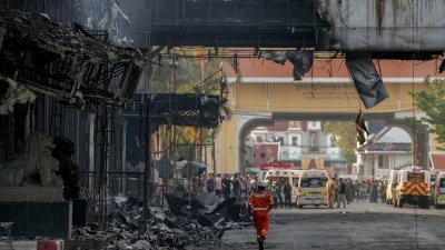 柬埔寨钻石城酒店大火夺26人命，救难队在周五晚停止行动。图为周四救援人员仍在现在进行搜救行动。（路透社）