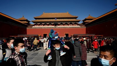 中国民众在大年初一到故宫参观，北京的天空可见一片蔚蓝。（图取自法新社）