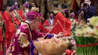 受新冠肺炎疫情影响，香港黄大仙祠大年初一头炷香仪式，连续第2年在网上直播举行，由祠方代表在子夜12时奉上头炷香。