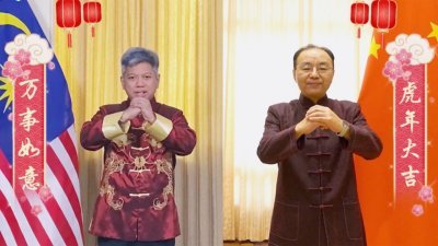 马来西亚驻中国大使拿督努西尔万（左）及中国驻马来西亚大使欧阳玉靖