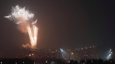 北京2022冬奥会进行彩排，烟火在鸟巢上空炸开。（图取自路透社） 
