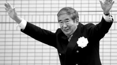 2007年4月7日，竞选连任的东京都知事石原慎太郎，在东京的一场竞选活动中向选民挥手致意。（图取自路透社）