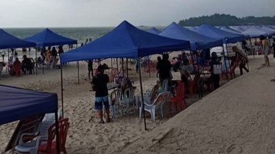 社交媒体流传直落甘望海滩，被遮阳棚阻挡了海景的情况，引起游客不满。
