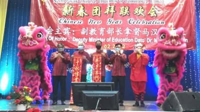 北霹雳中华总商会周六举行新年聚餐大会。左起杜宝强、黄金锭、洪宝德及何志强在台上向各界贺年。
