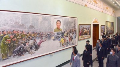 朝鲜官媒拍摄这张未注明日期的照片，人们在前领导人金正日逝世10周年之际在平壤参观国家艺术展。（图取自朝中社/路透社）