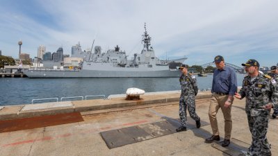 澳洲国防部长达顿（中）去年12月，视察悉尼花园岛军事基地的舰队。（图取自推特@PeterDutton_MP）