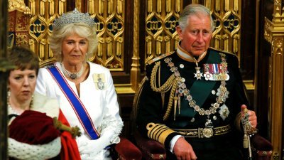 图为2015年5月27日在英国伦敦威斯敏斯特宫举行的国会开幕式期间，查尔斯王子和他的妻子卡米拉等待女王伊丽莎白二世在上议院演讲的档案照。（图取自路透社）