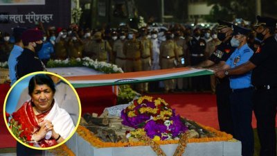 印度国宝级歌手拉塔（小图）享有国葬尊荣待遇，警察把覆盖其遗体的印度国旗折叠好。（图取自法新社、路透社）
