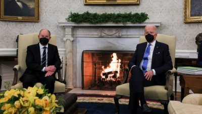 美国总统拜登（右）当地时间周一，在白宫椭圆形办公室会晤到访的德国总理肖尔茨。（图取自路透社）