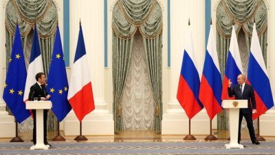 俄罗斯总统普京（右）和法国总统马克龙在会谈后，联合举行记者会。（图取自路透社）