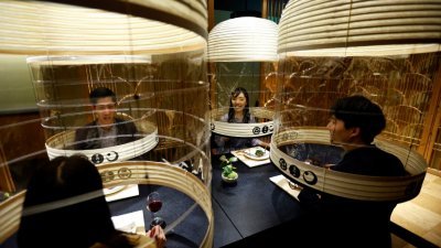 东京星野屋的酒店推出“灯笼用餐体验”，让食客在享受美食的同时保护自己免受新冠病毒感染。（图取自路透社）