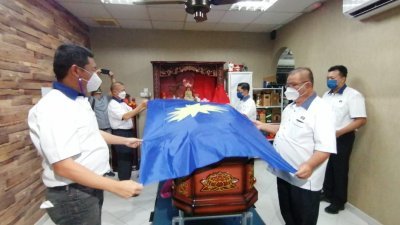 4名覆旗官接领党旗后，为林铧发的灵柩进行党旗覆棺仪式。
