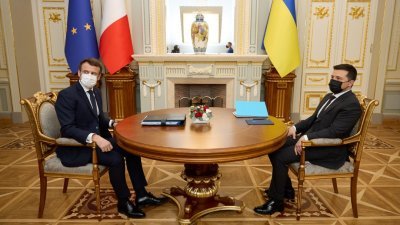 法国总统马克龙（左）周二到访基辅，与乌克兰总统泽连斯基会晤。（图取自乌克兰总统新闻社/法新社）