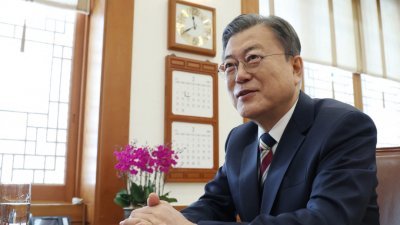 即将卸任的韩国总统文在寅在青瓦台接受全球8大通讯社联合采访。（图取自法新社）
