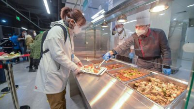 据悉，为了照顾各国运动员的不同饮食习惯，冬奥餐厅配备了一支逾300人的厨师团队，提供678道特色菜肴。（图取自网络）