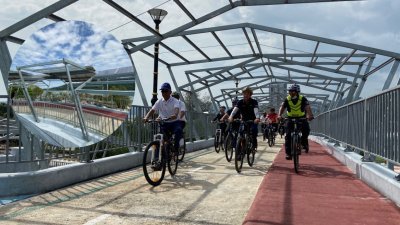 槟岛市政厅计划在“希望之桥”安装太阳能屋顶，一旦完成将成为首个在脚车道天桥上兴建太阳能板的地方政府。